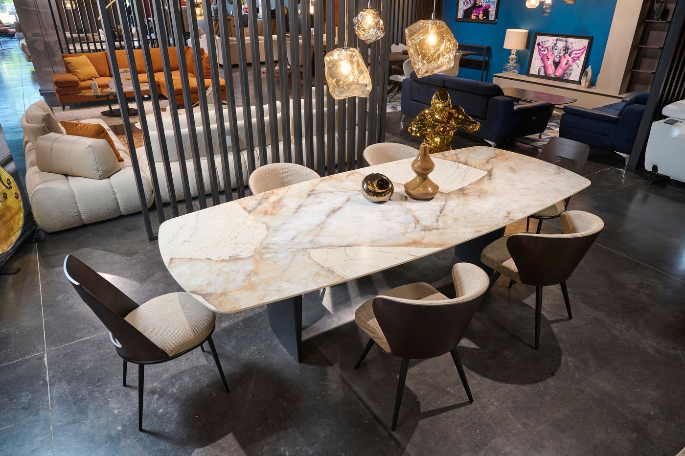 Une table en mode marbre avec cinq chaises