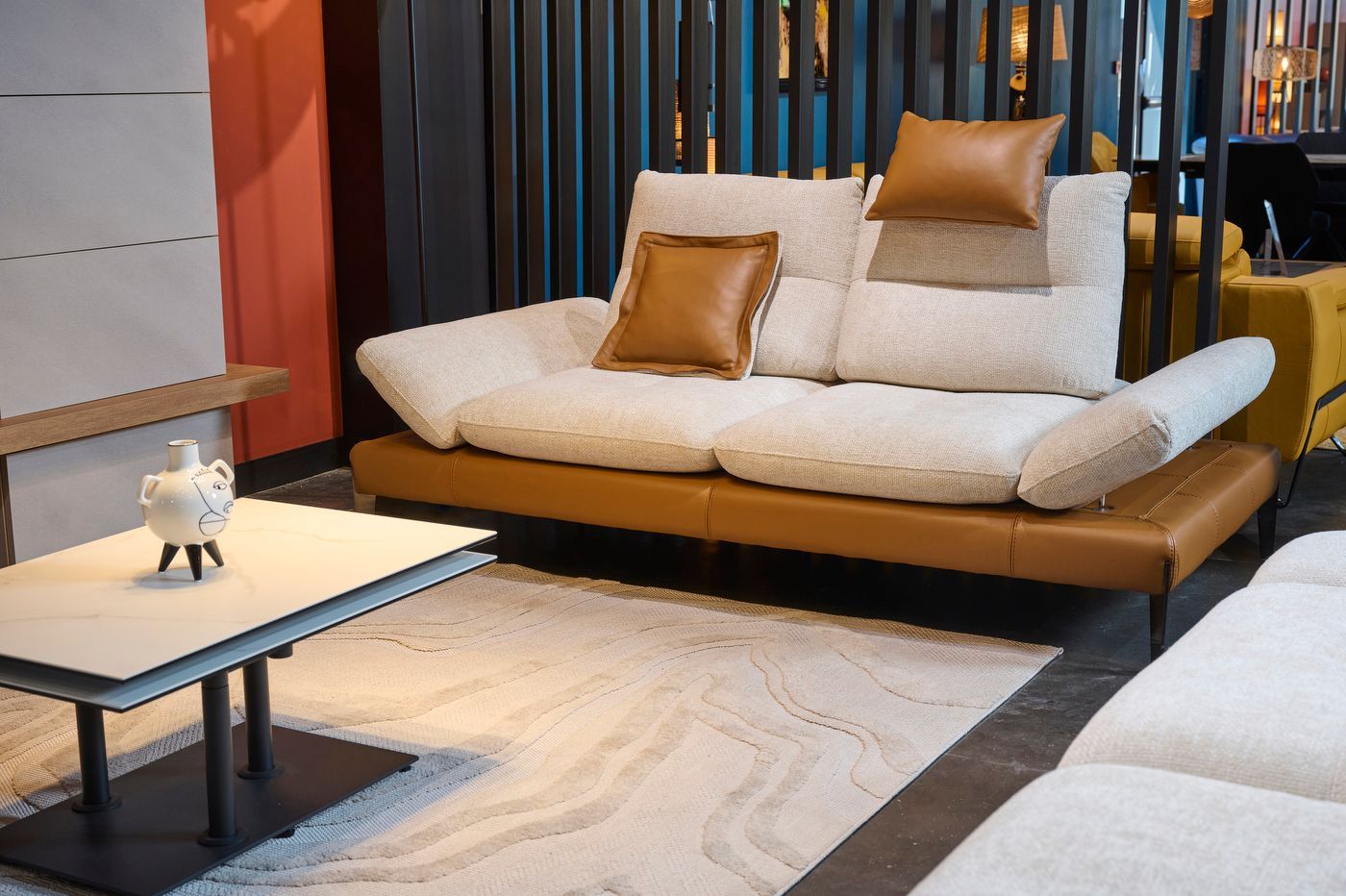 Un canapé blanc avec des coussins marrons