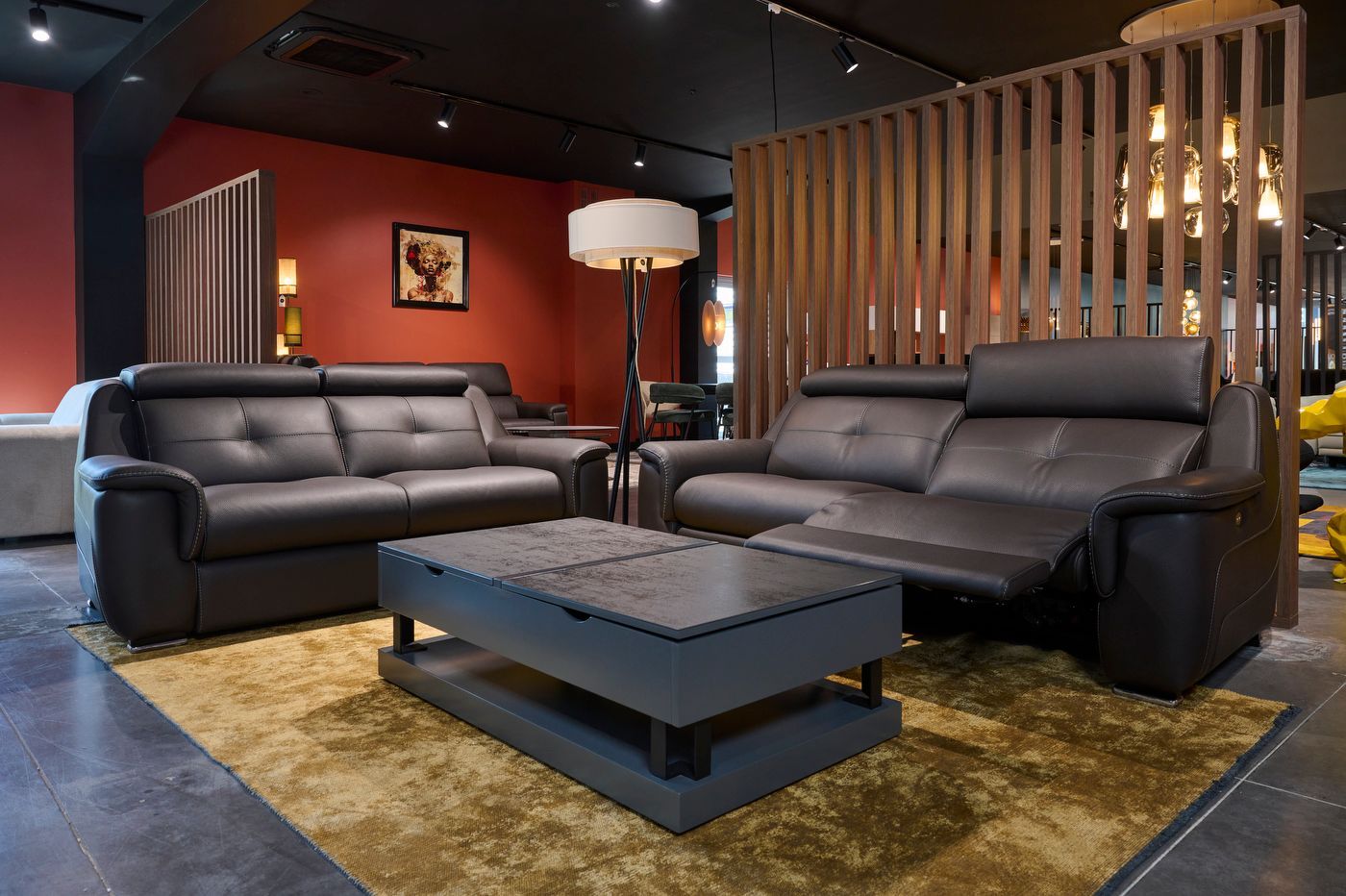 Deux canapés noir sur un tapis ocre