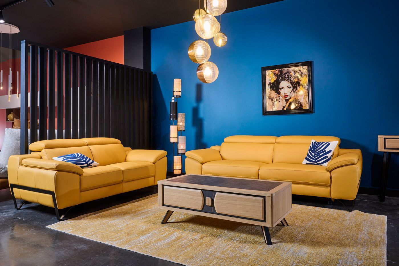 Un canapé jaune avec un mur bleu