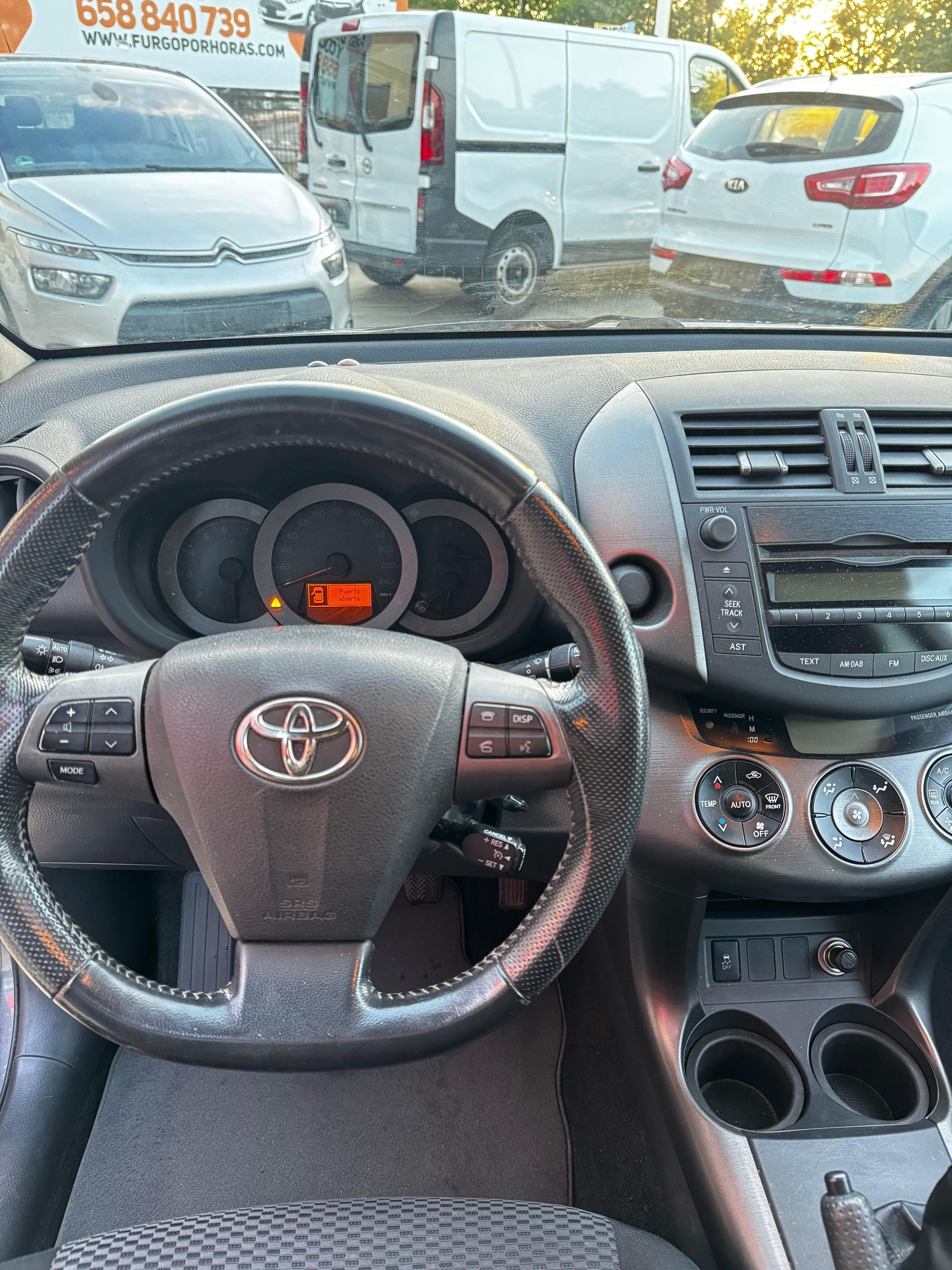 Vista interior del tablero de instrumentos de un Toyota RAV4