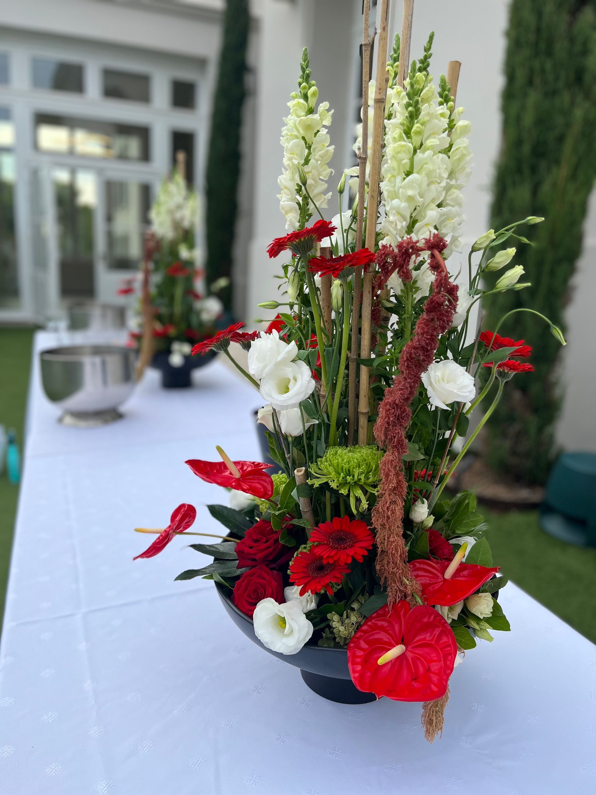 composition sur table aux tons rouges et blanc pour un mariage