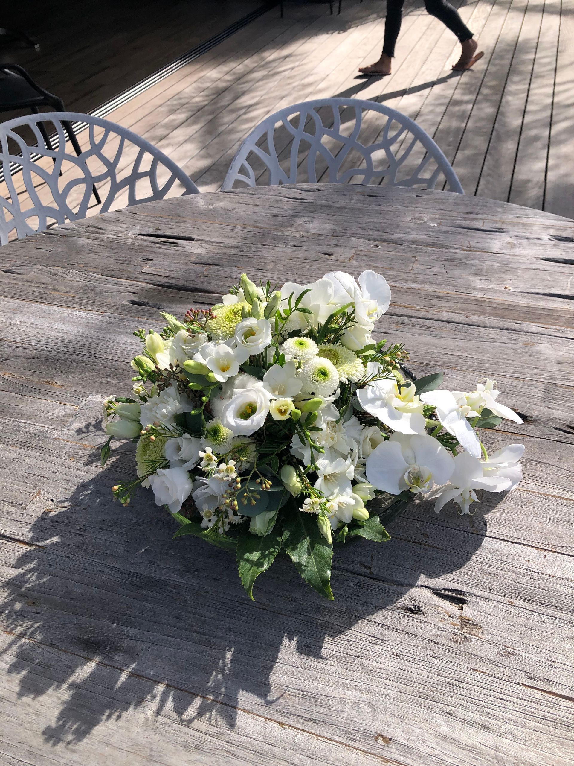 grande composition aux roses, orchidées et autres fleurs blanches 