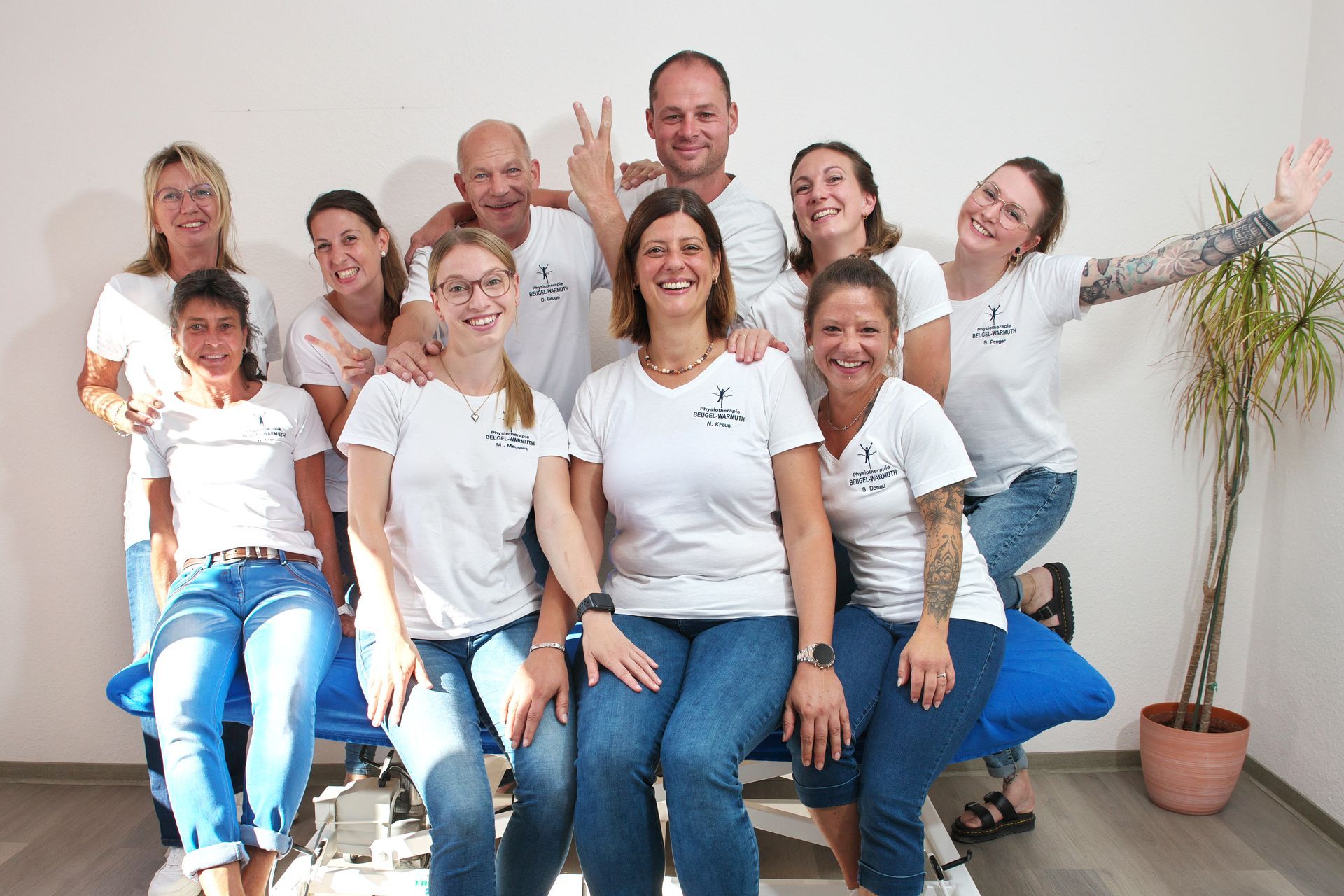 Beugel-Warmuth GmbH – Physiotherapeut tastet Rücken eines Patienten ab