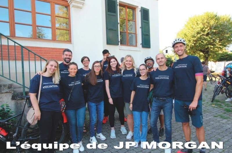 Un groupe de personnes posant pour une photo avec les mots l'équipe de jp morgan en bas