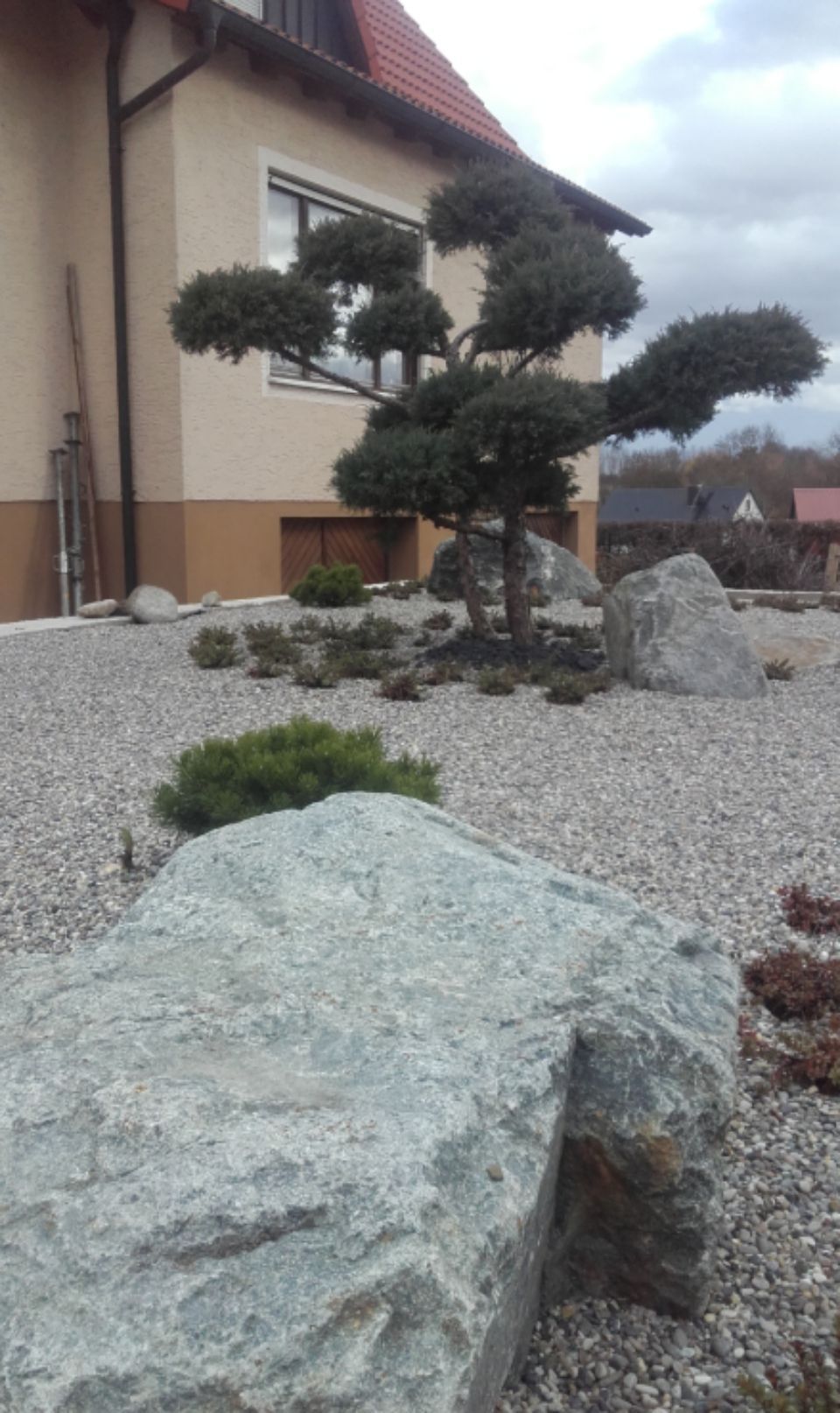 Gartengestaltung mit Steinen von Flach & Uysmüller GbR vor einem Haus