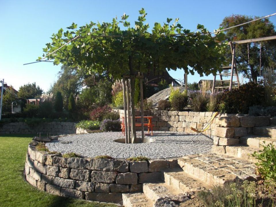 Garten mit Treppe und Terrassenbereich aus Stein