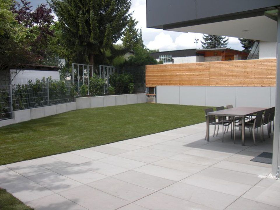 Terrasse mit Rasenfläche und Metallzaun
