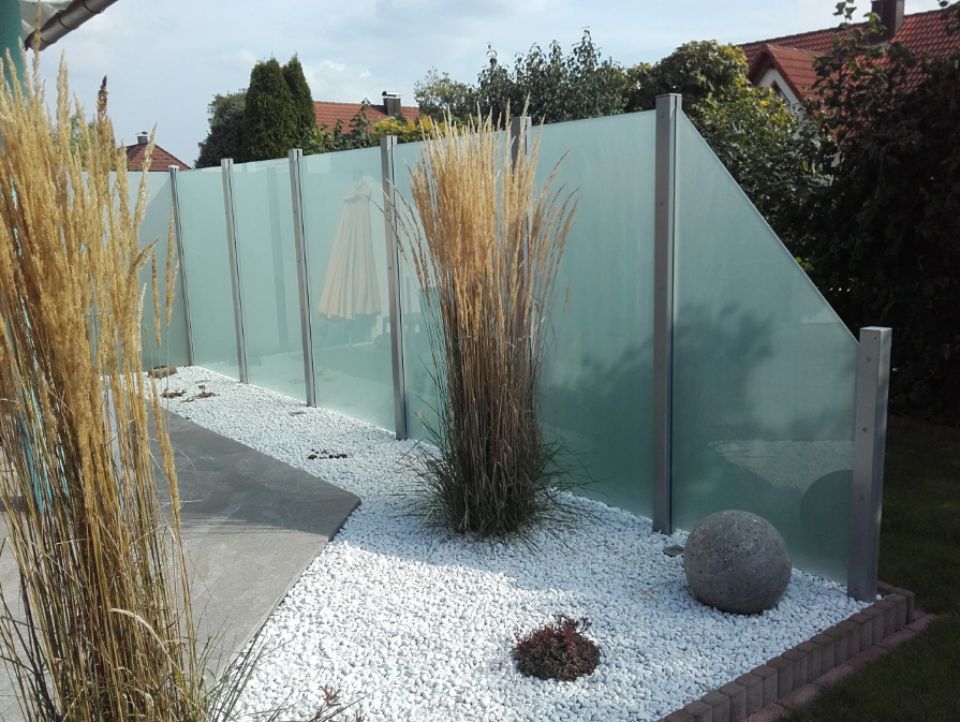 Gartengestaltung mit Steinen und Zaunwand