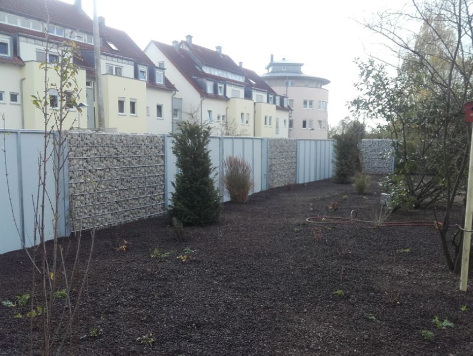 Zaun mit Metall und Steinen