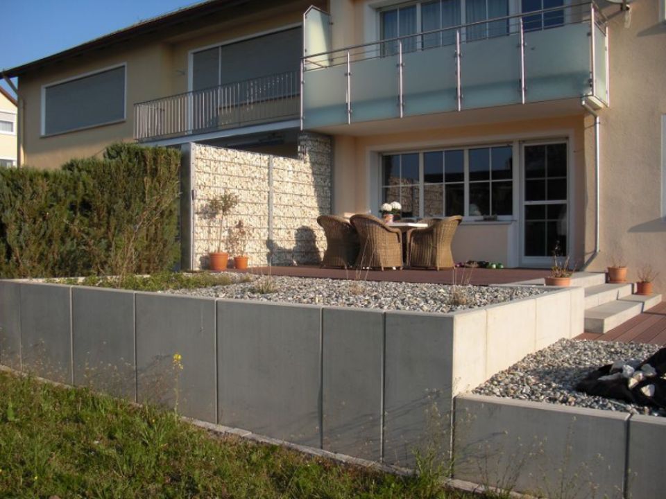 Terrassengestaltung mit Naturstein von Flach & Uysmüller GbR