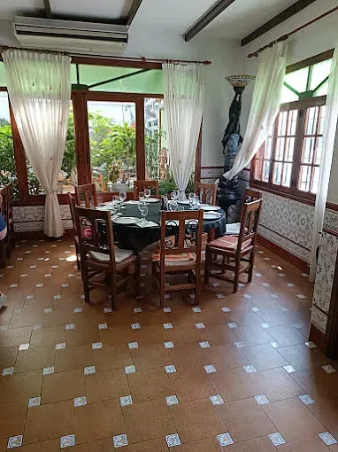 Hay una mesa y sillas en el medio de la habitación.