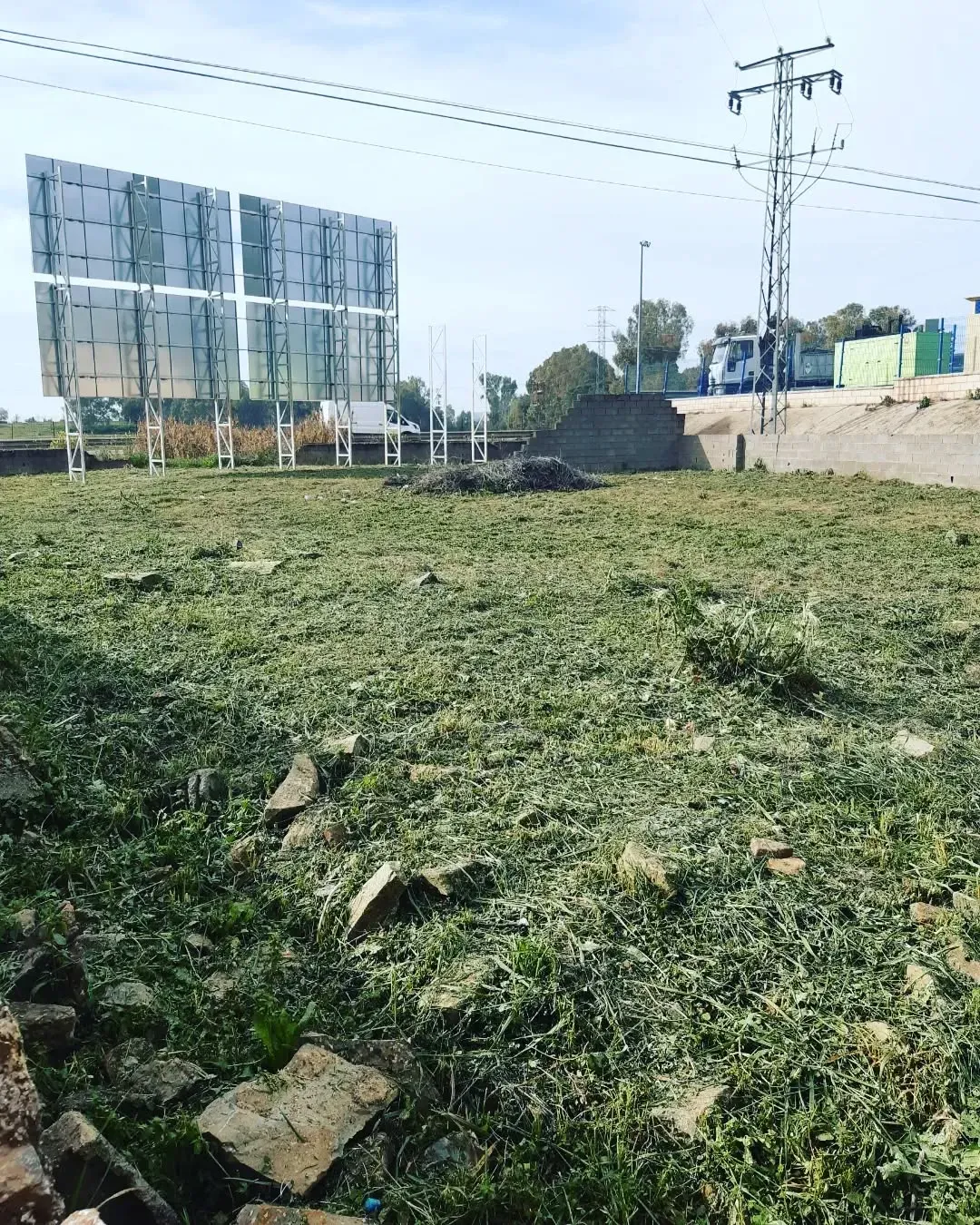 Una cortadora de césped de color amarillo y negro se encuentra sobre un césped verde y exuberante.