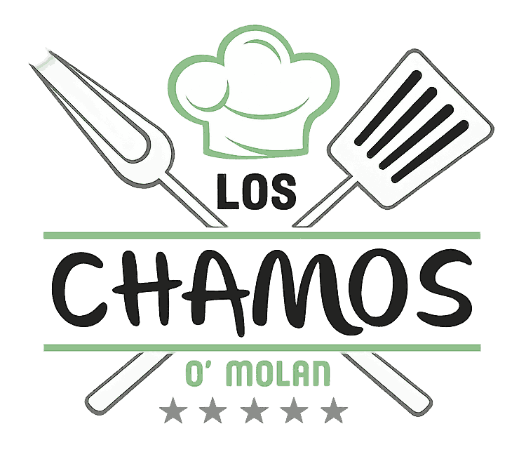 Logotipo de Los Chamos con gorro de chef, cuchara y espátula, y el texto “O' Molań” con estrellas.