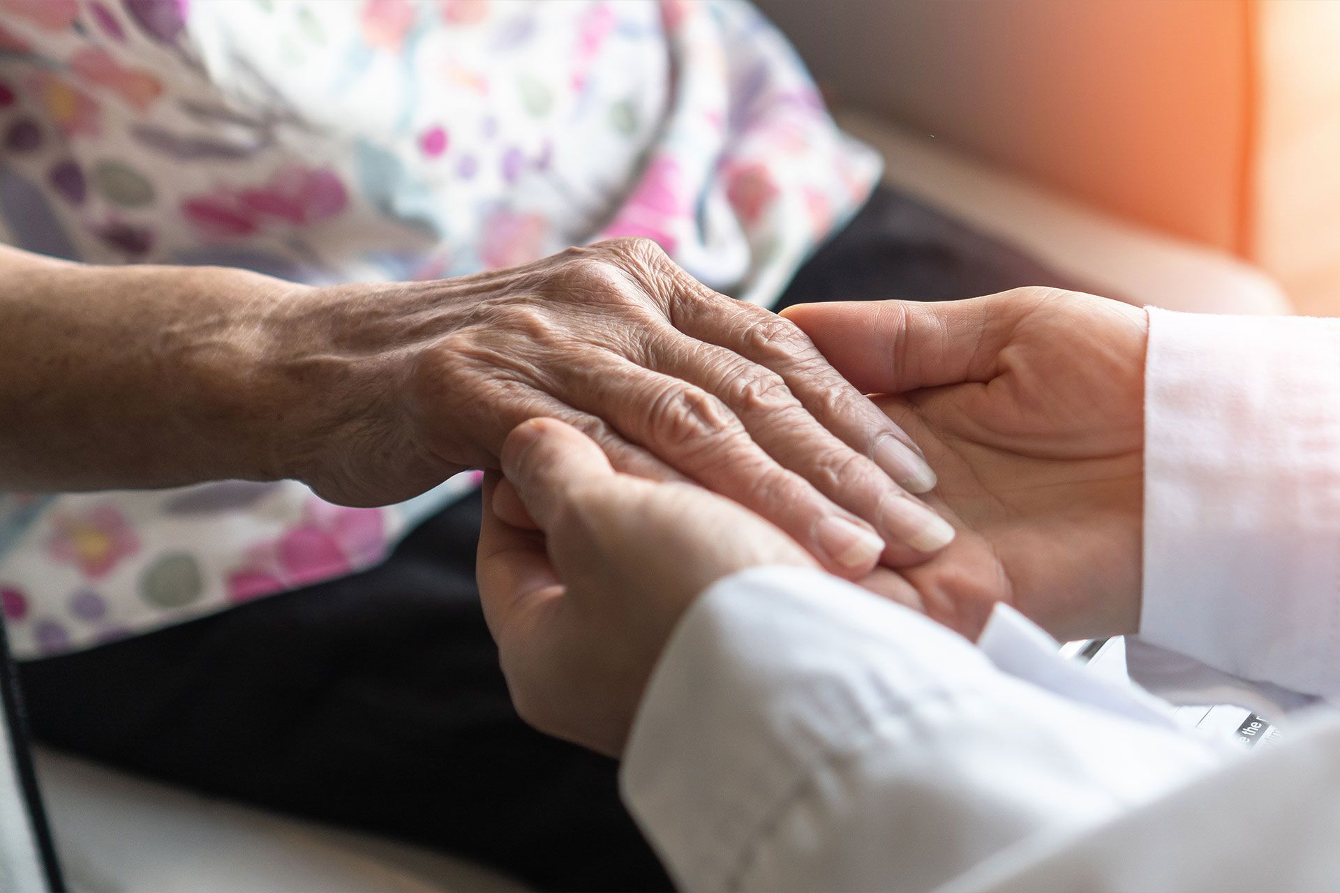 Eine Nahaufnahme einer Person, die die Hand einer anderen Person hält.
