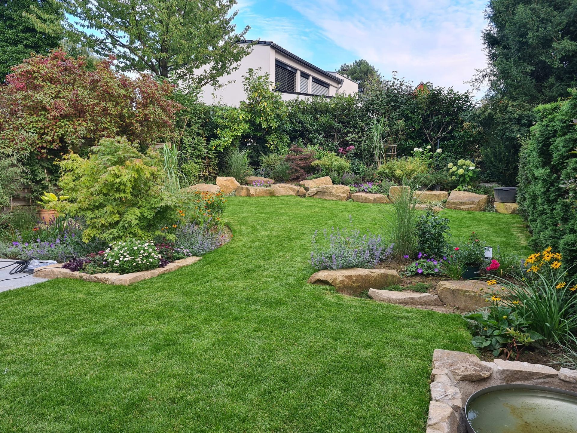 Mitarbeiter von Andreas Bandowski zeichnet Gartenplan