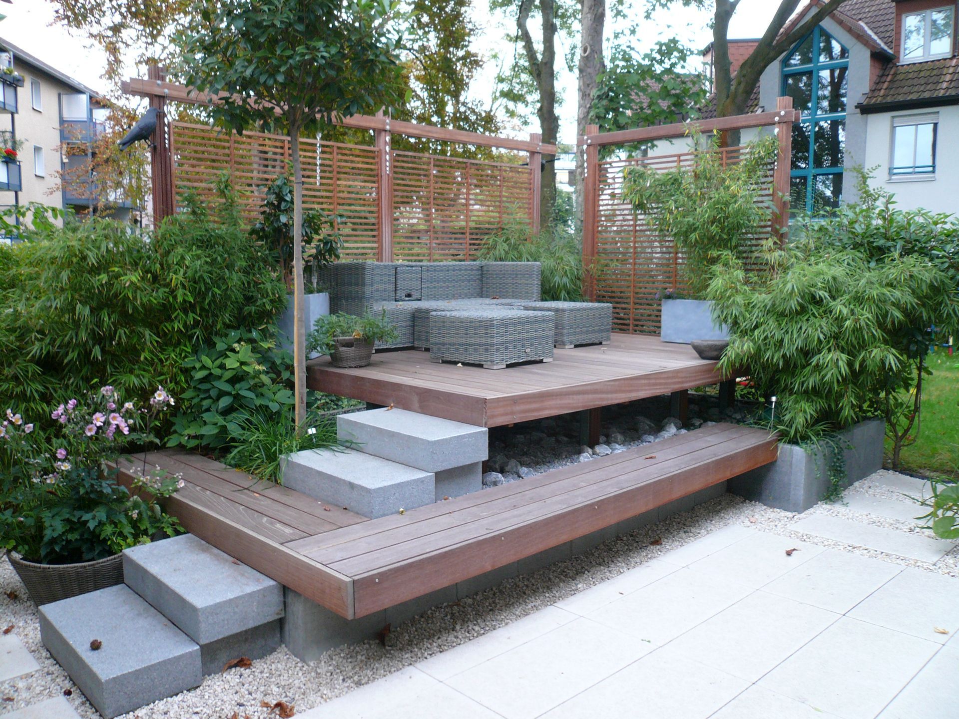 Mitarbeiter von Andreas Bandowski zeichnet Gartenplan