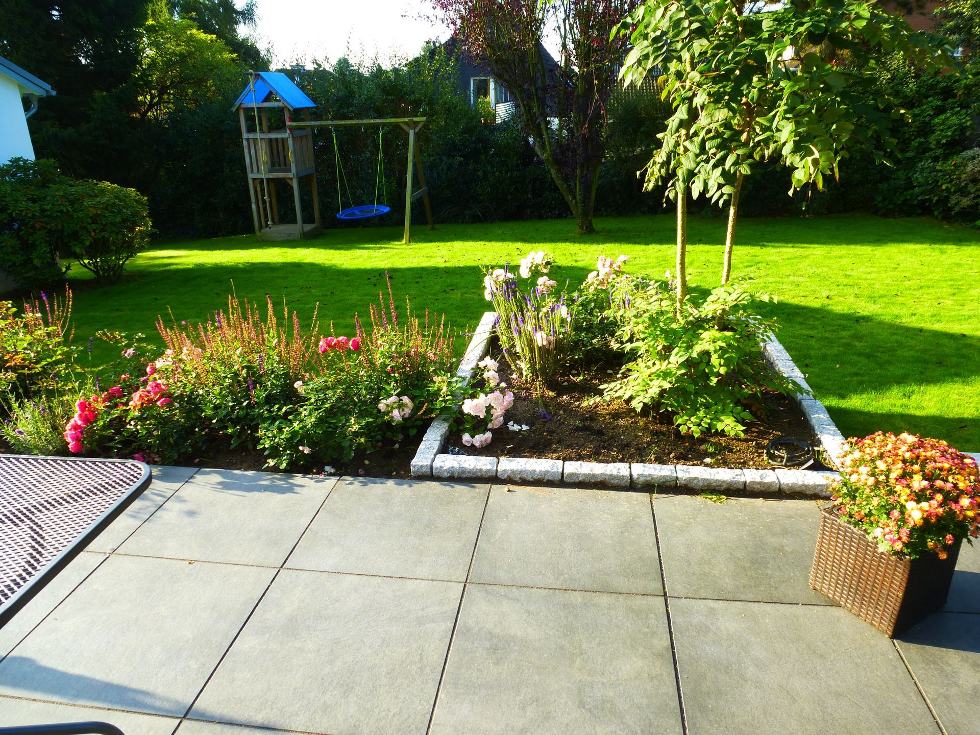 Mitarbeiter von Andreas Bandowski zeichnet Gartenplan