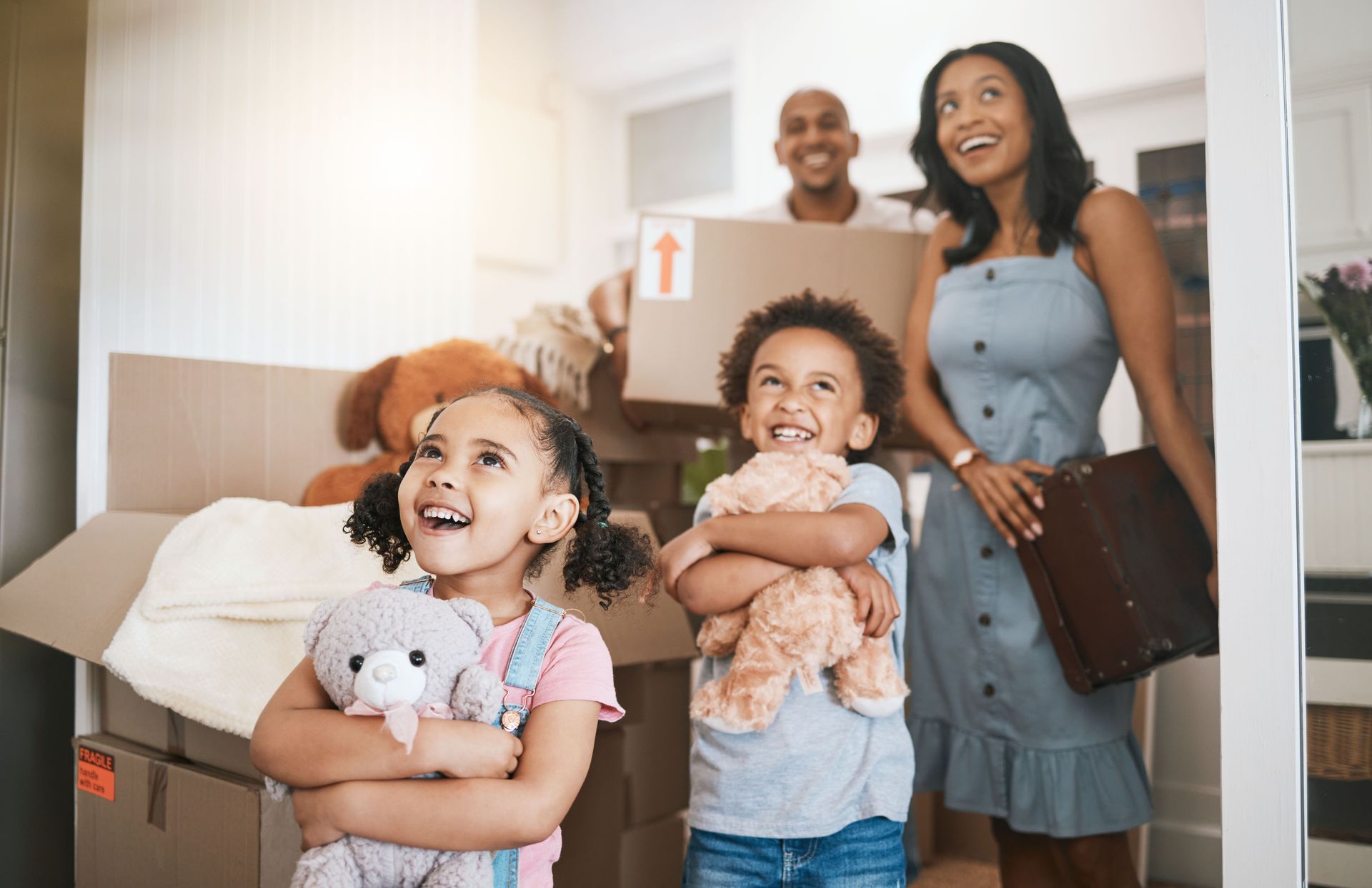 Famille souriante composée d'un petit garçon, d'une petite fille, d'une femme et d'un homme