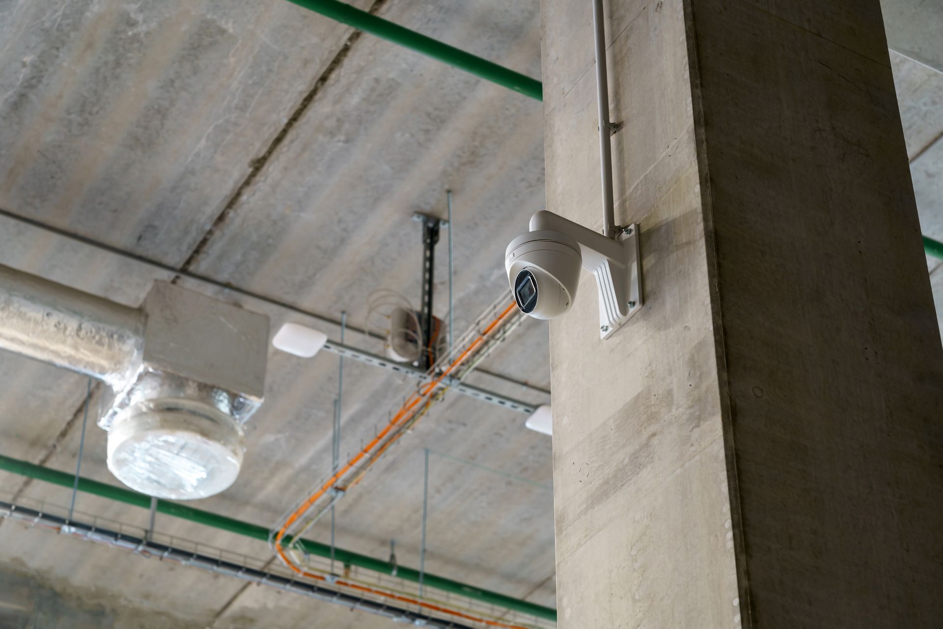 Caméra de surveillance vissée sur une colonne