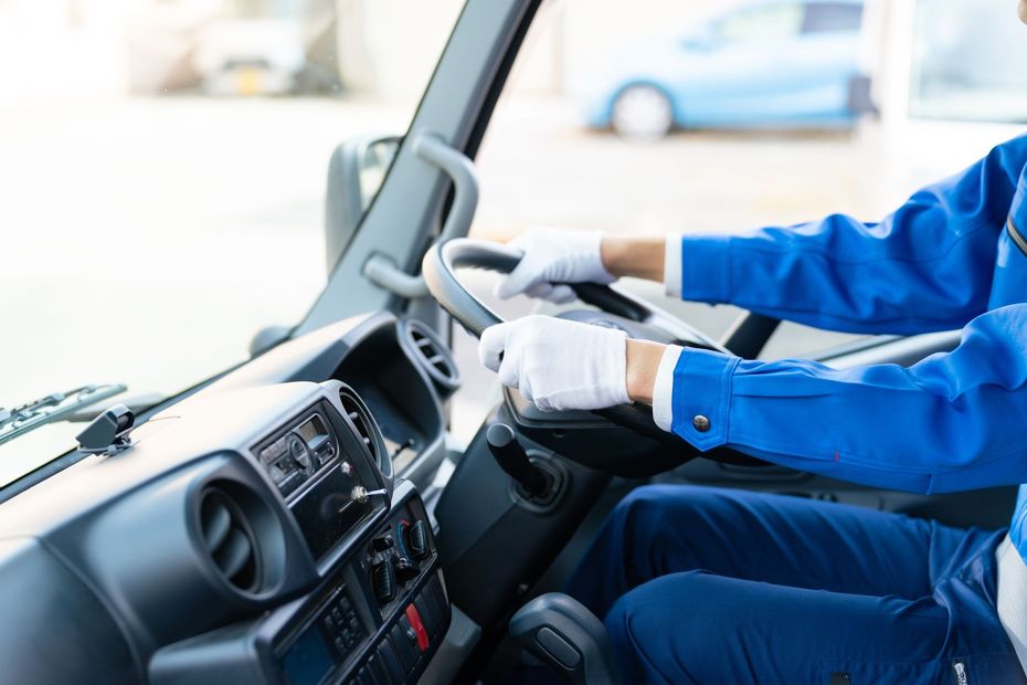 Silhouette d'homme au volant habillé en bleu