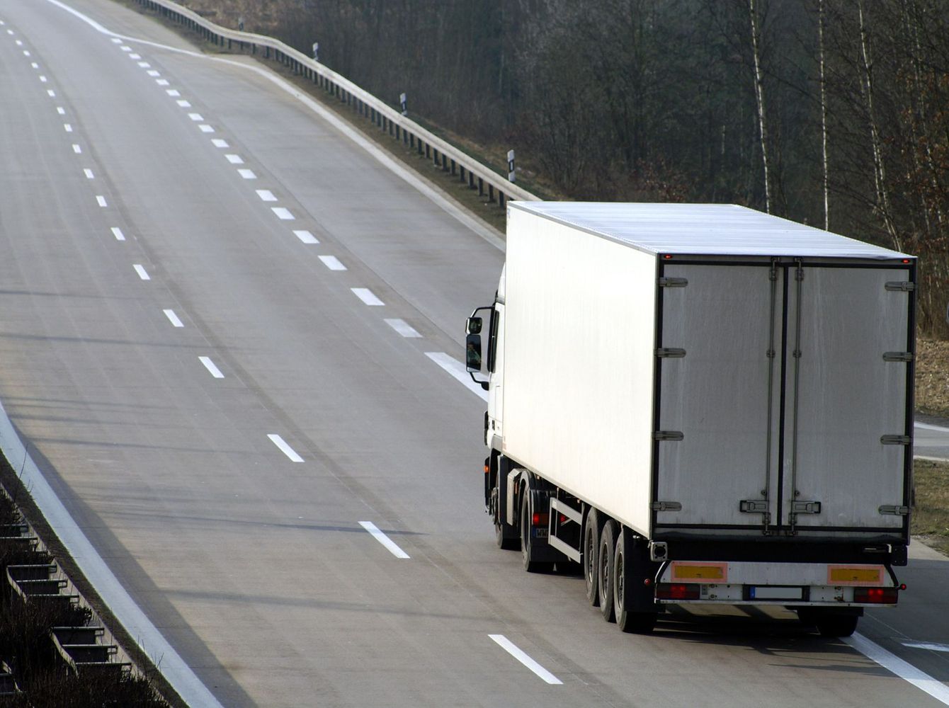Camion blanc sur la route