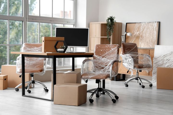 Emballage de mobilier de bureau en cours