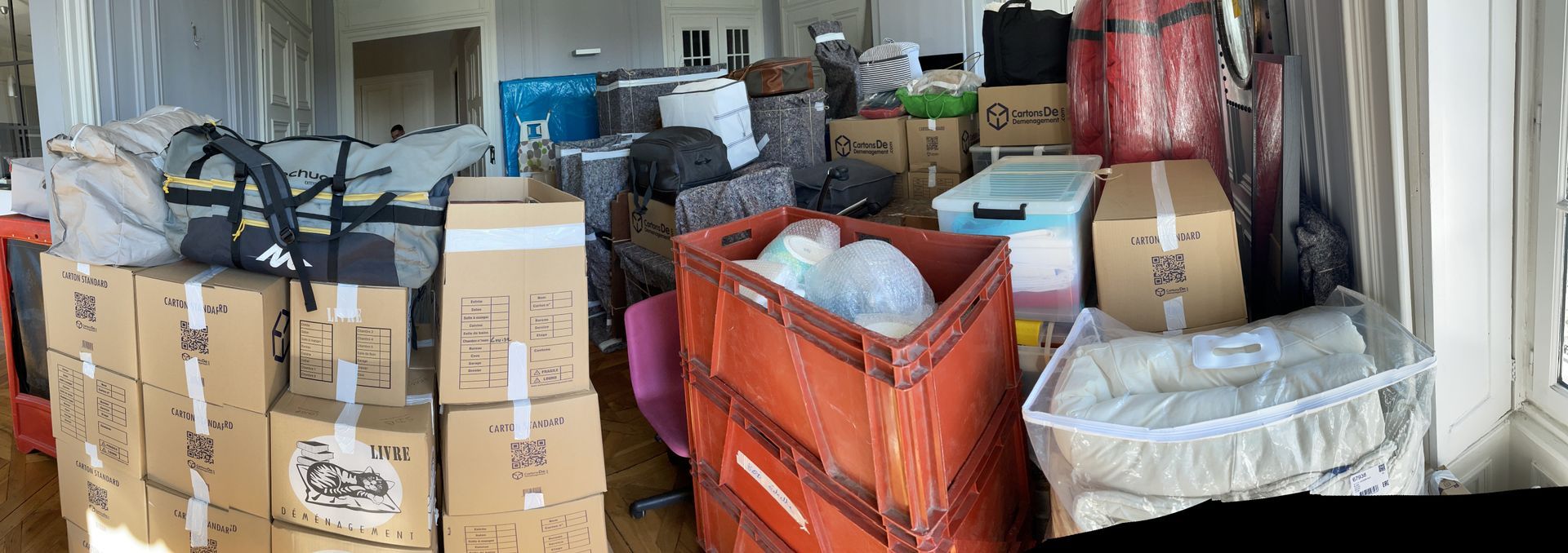 Cartons, caissons et mobilier emballé prêts pour le déménagement