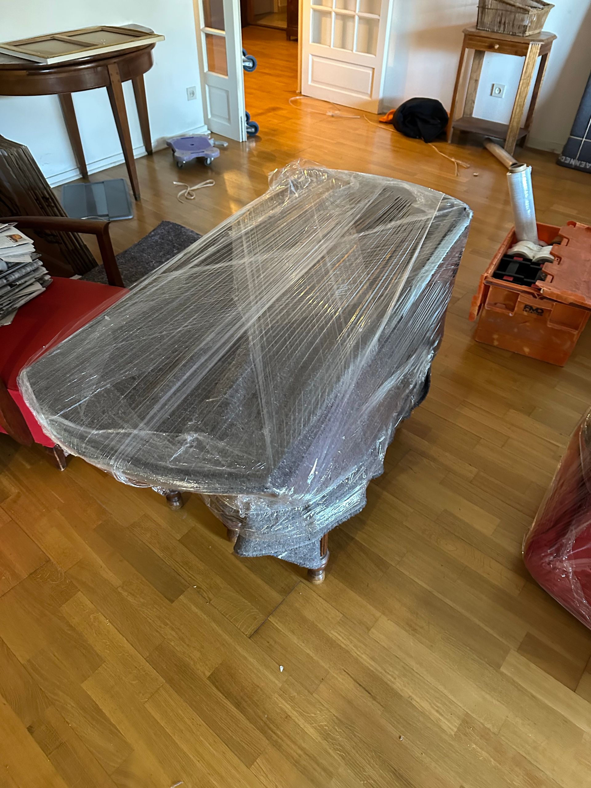 Mobilier emballé sous film étirable