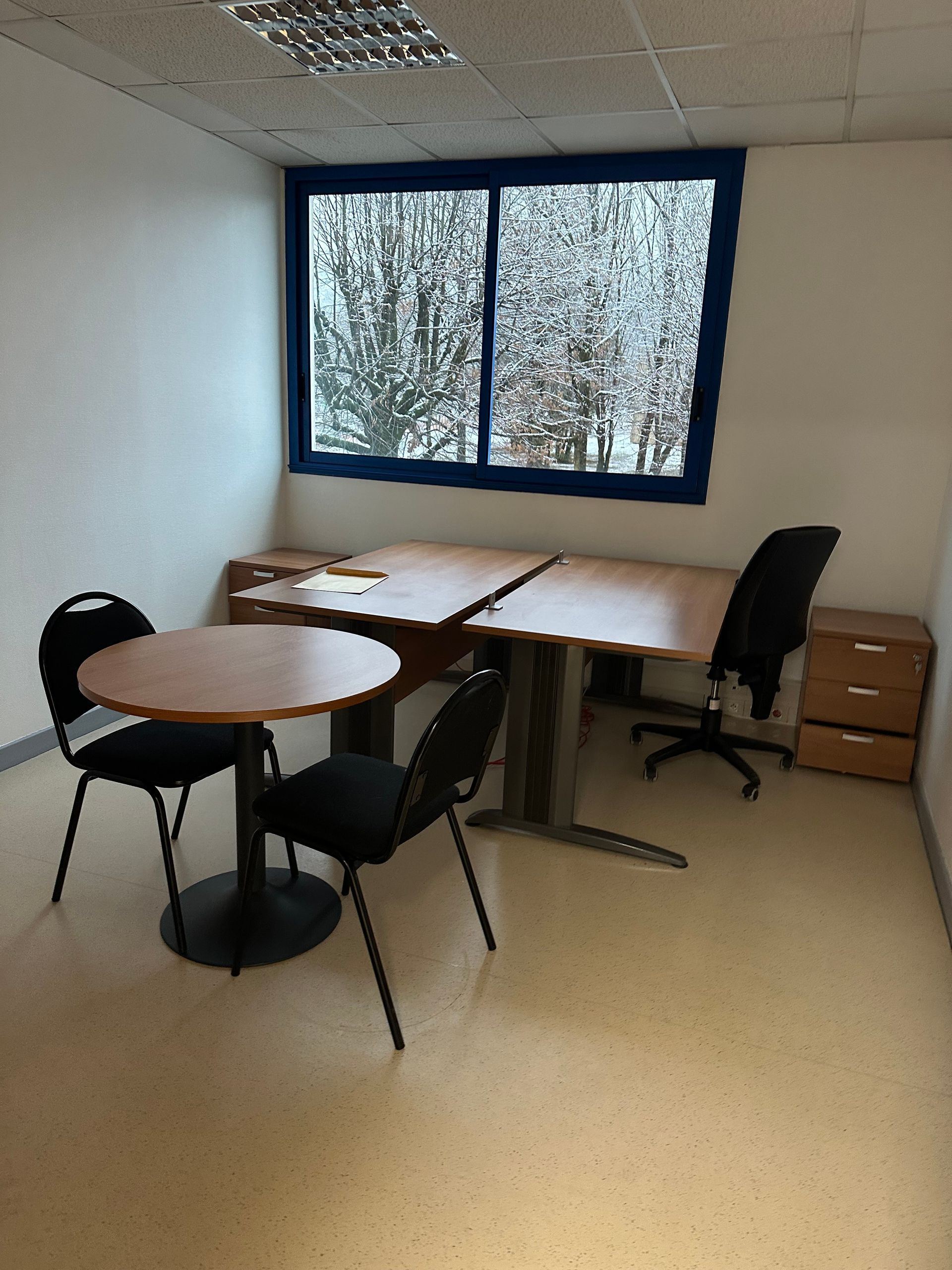 Bureaux vides et caisson devant une fenêtre