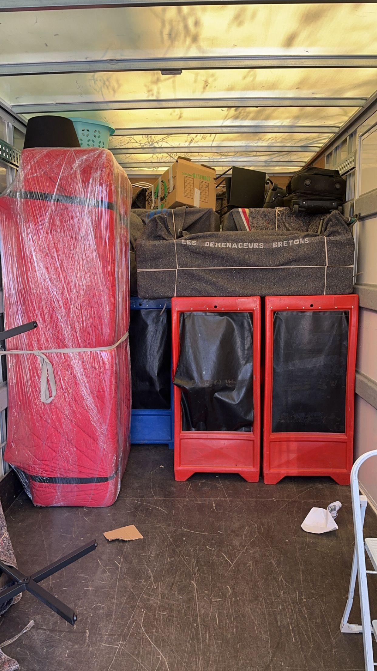 Meubles emballés à l'intérieur d'un camion