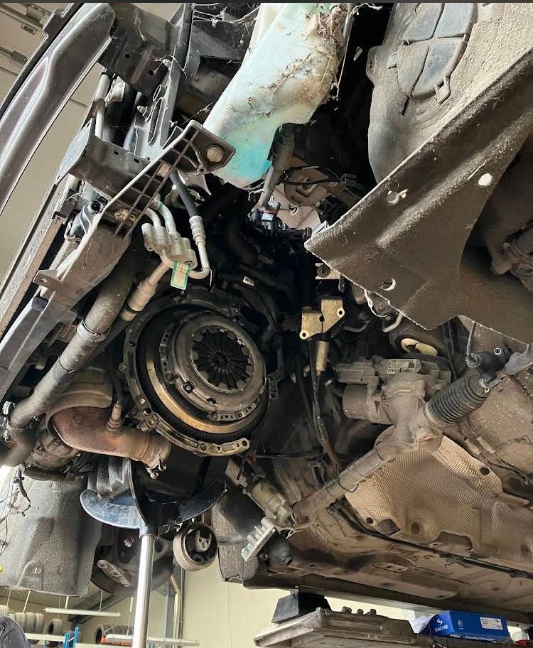 Composants d'un moteur de voiture lors d'un changement d'embrayage.