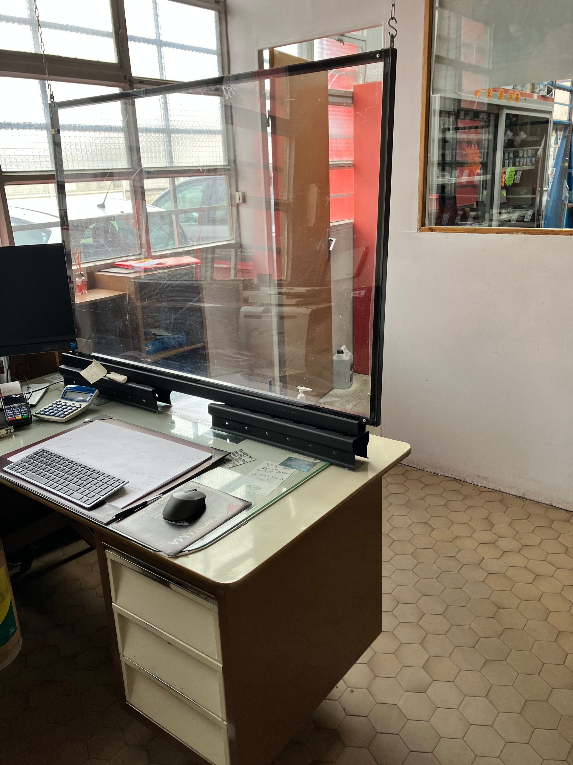 Bureau avec clavier, écran et souris visibles.