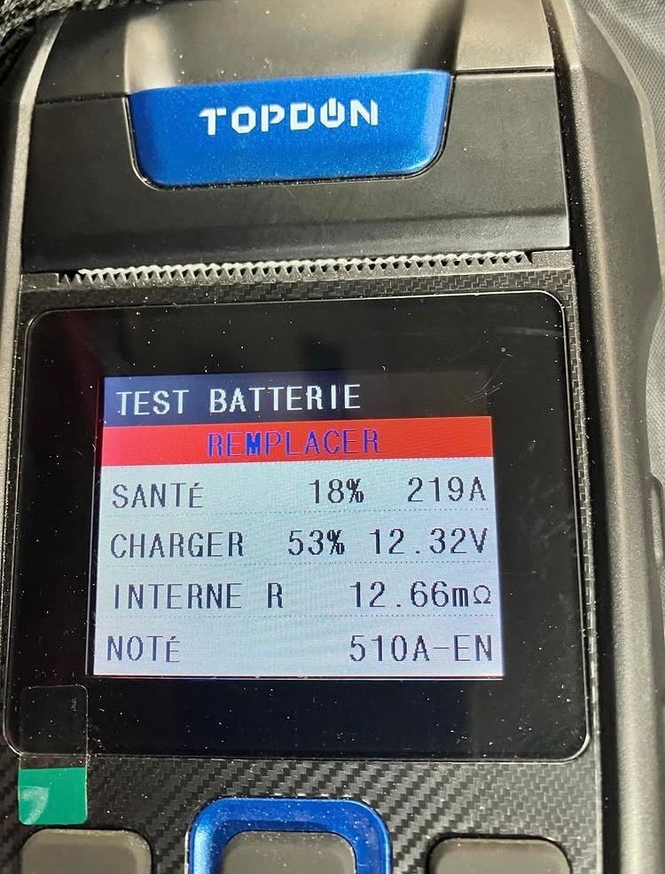 Écran d'un testeur de batterie Topdon affichant un résultat de test de batterie REMPLACER .