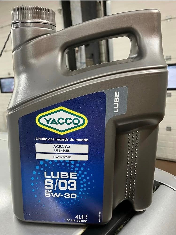 Bidon d'huile Yacco avec une étiquette bleue et grise, contenant de l'huile 5W-30.