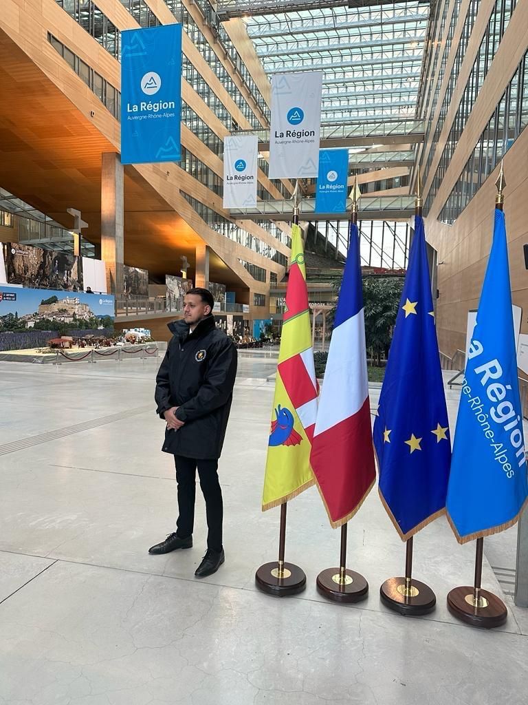 Agent de sécurité à côté de drapeaux