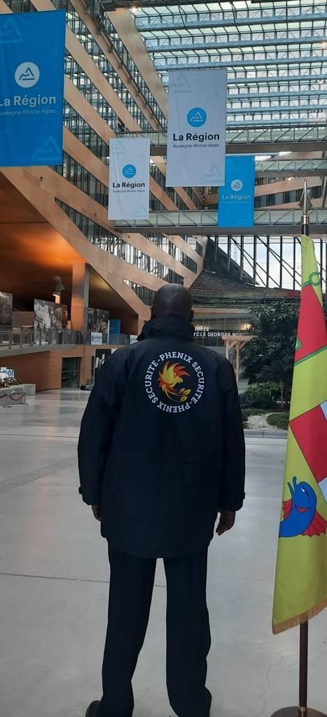 Logo de Phénix Sécurité sur le dos d'un manteau