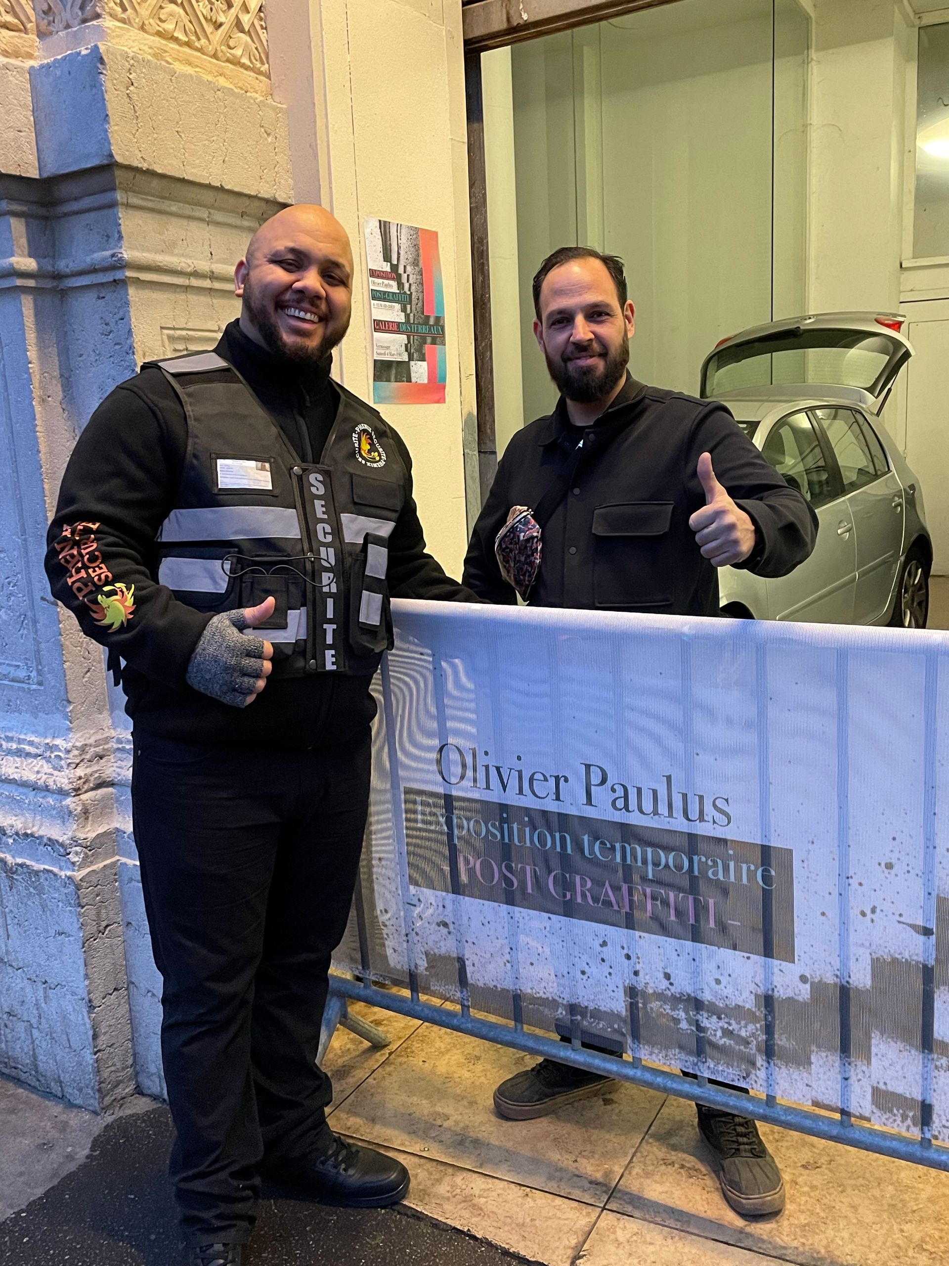 Agents de sécurité souriant avec le pouce levé