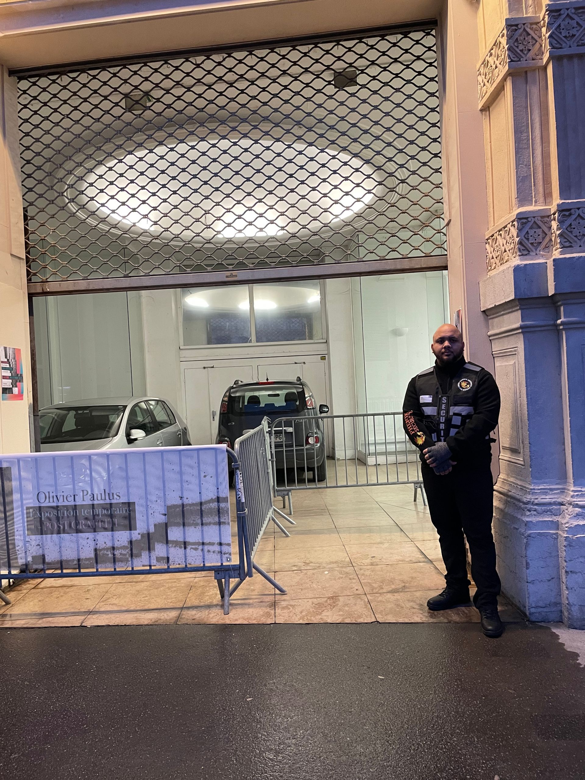 Agents de sécurité stationnant devant une entrée