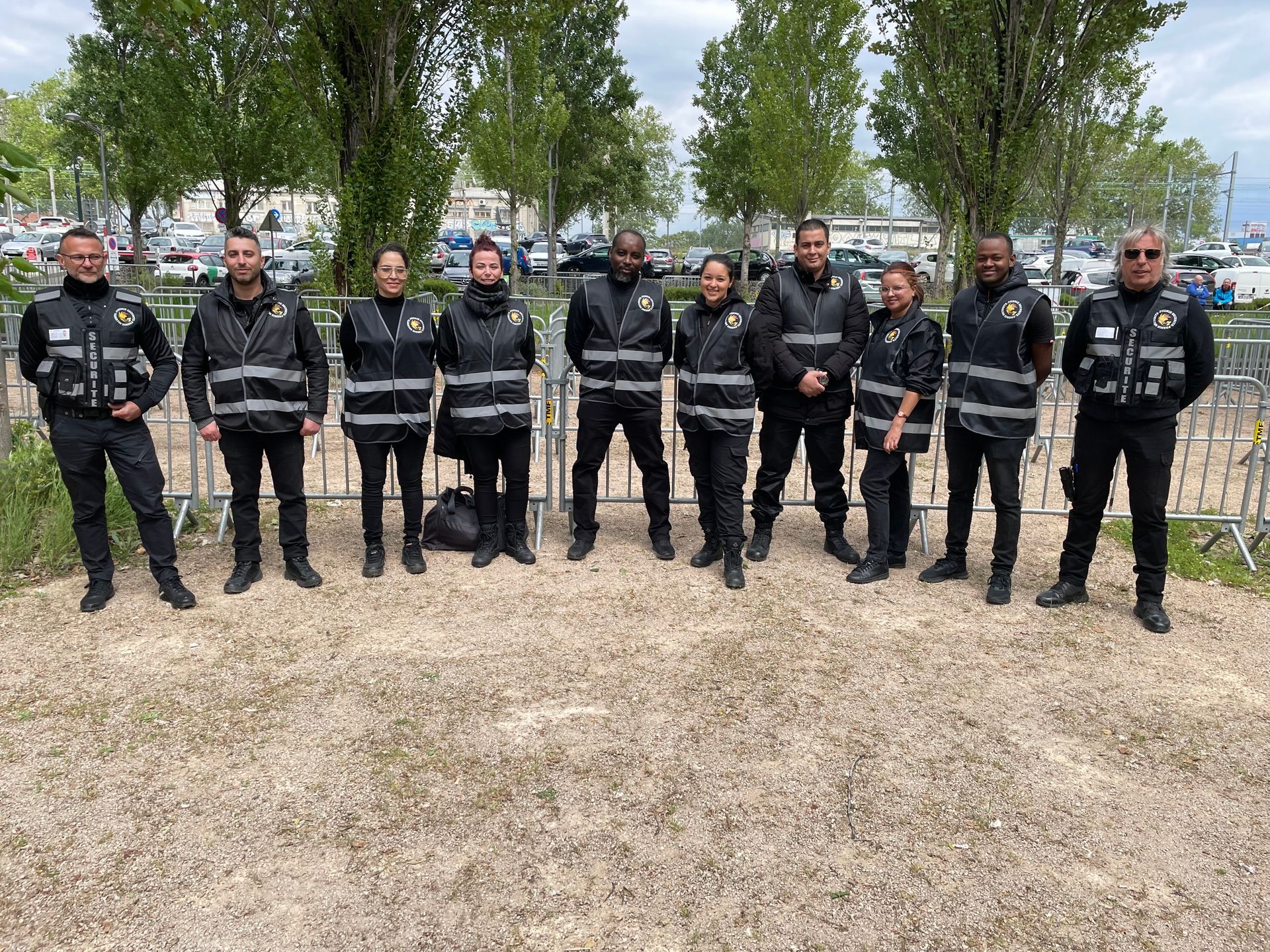 Agents de sécurité en uniforme alignés de face