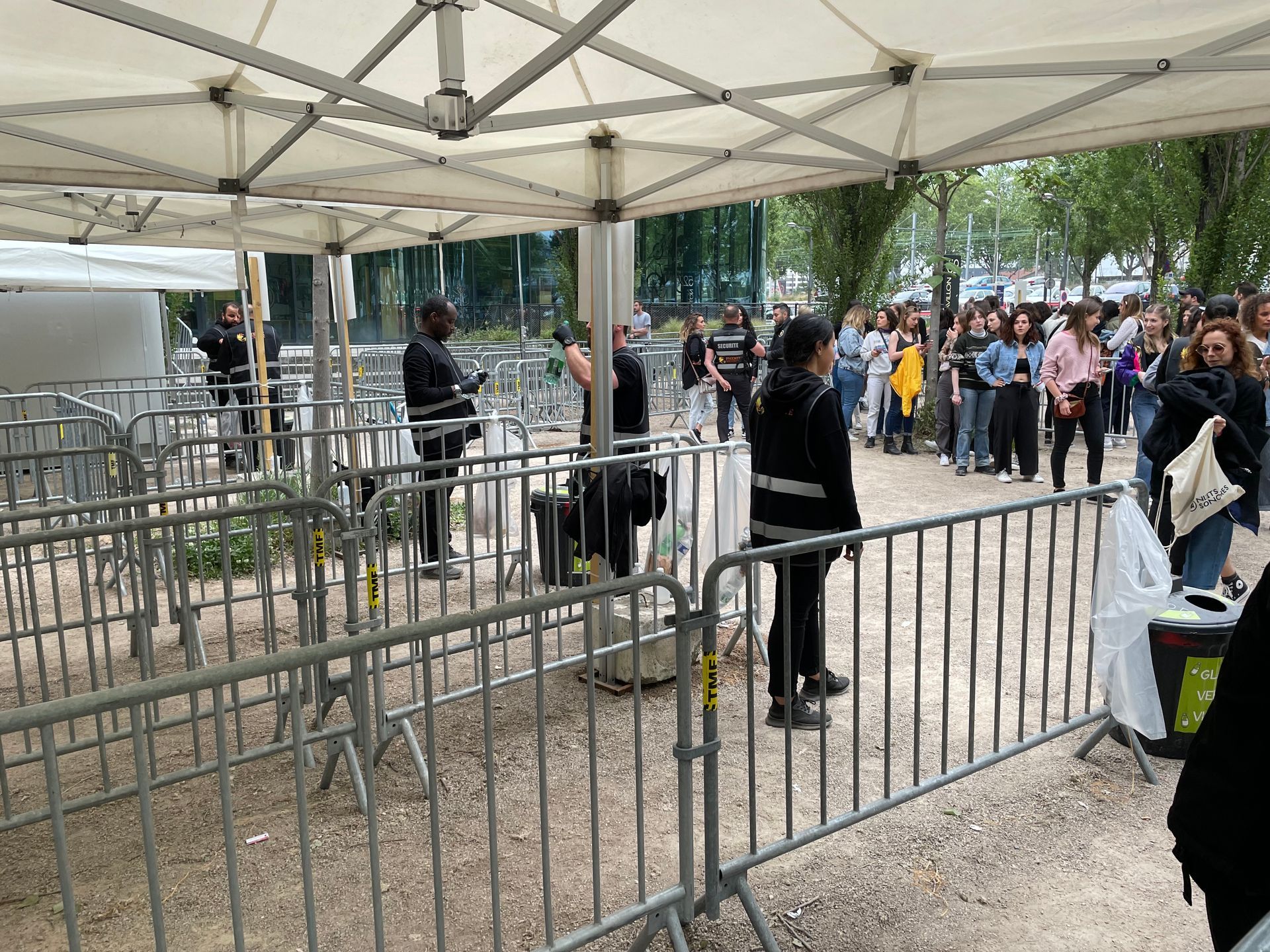 Deux agents de sécurité prêts à faire un contrôle d'entrée