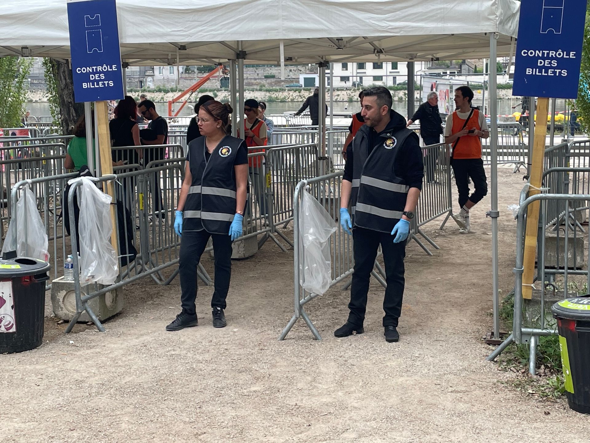 Deux agents de sécurité prêts à faire un contrôle d'entrée