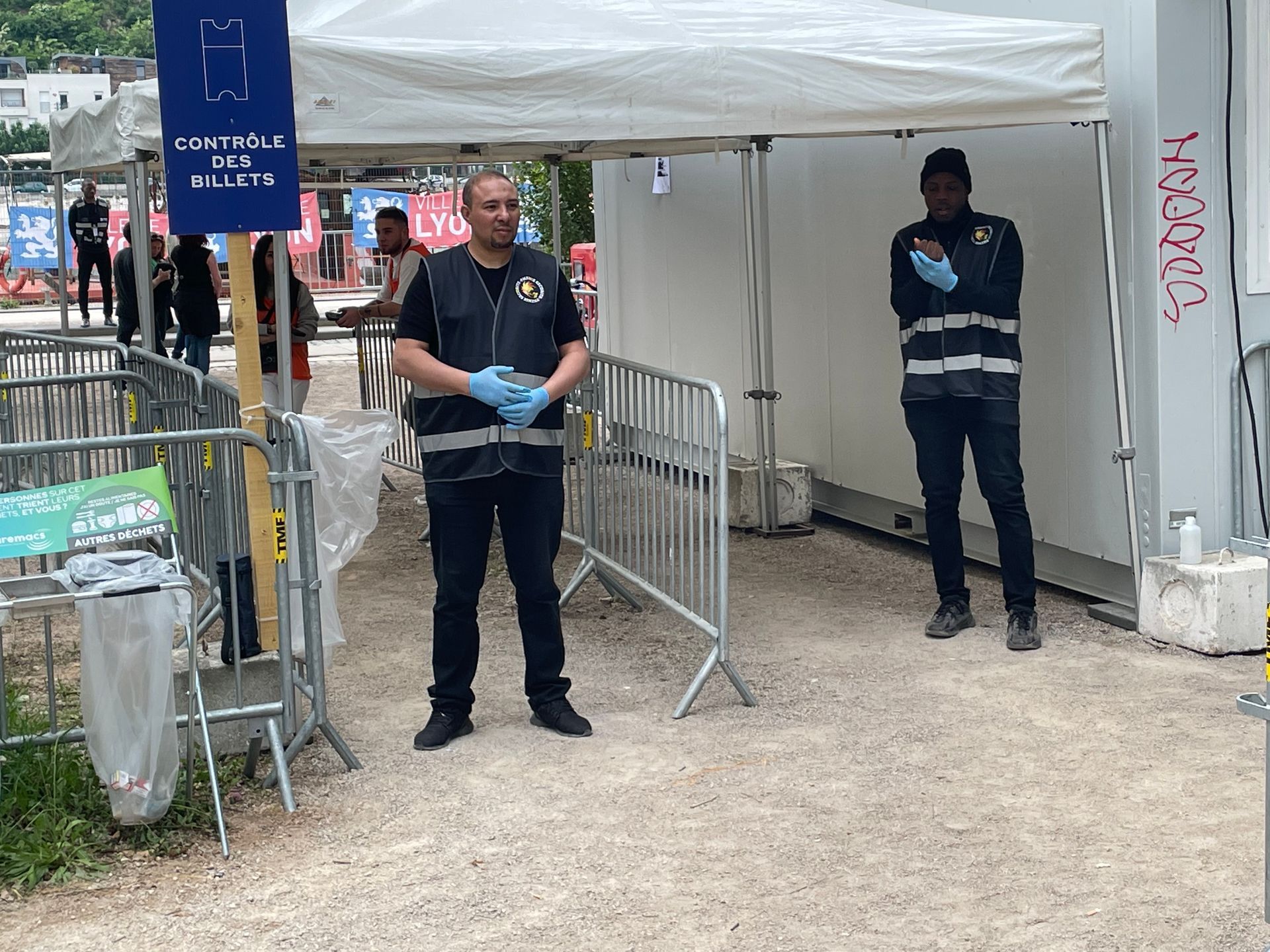 Un agent de sécurité stationné devant l'entrée d'un festival
