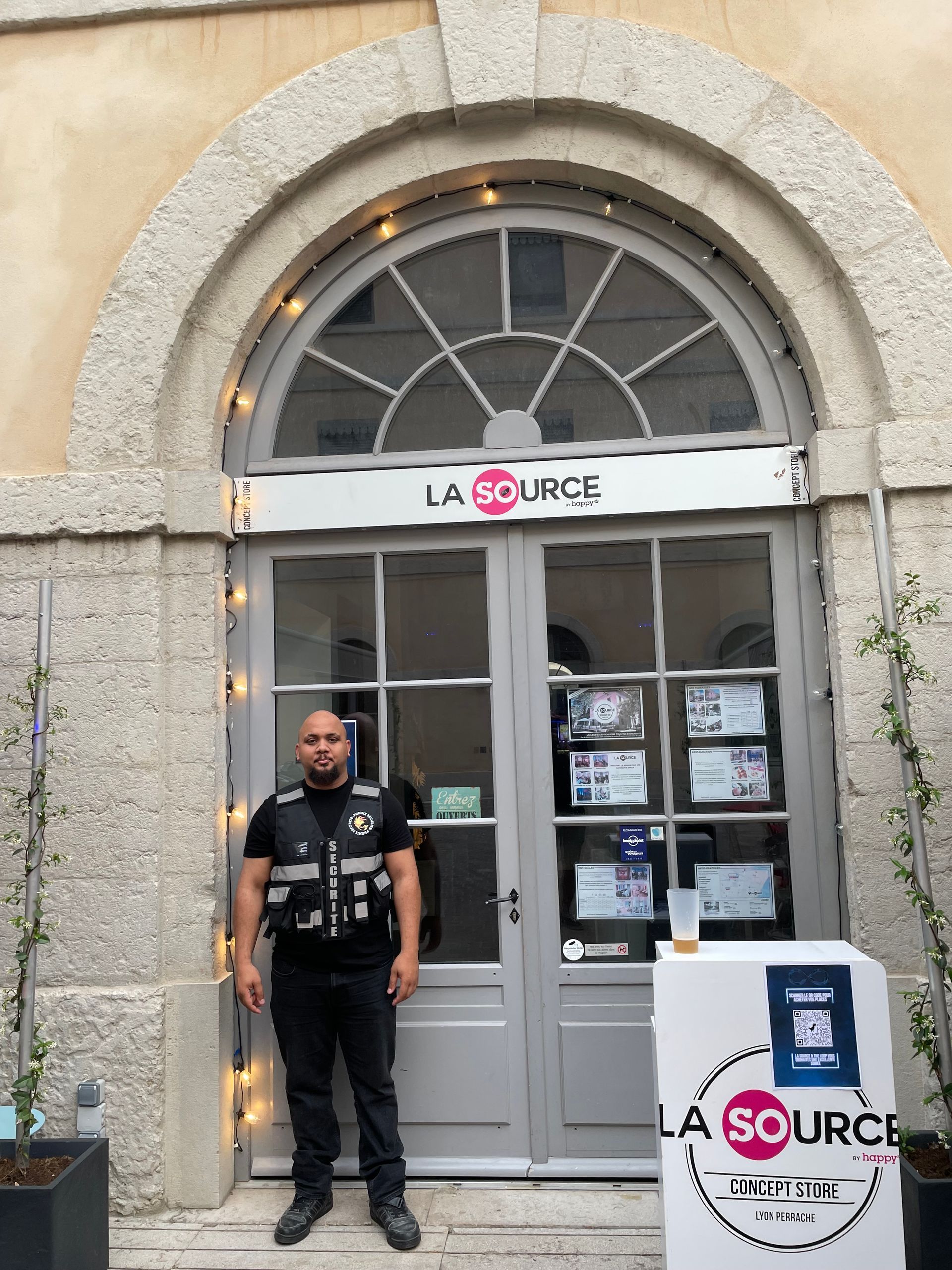 Agent de sécurité devant une porte vitrée