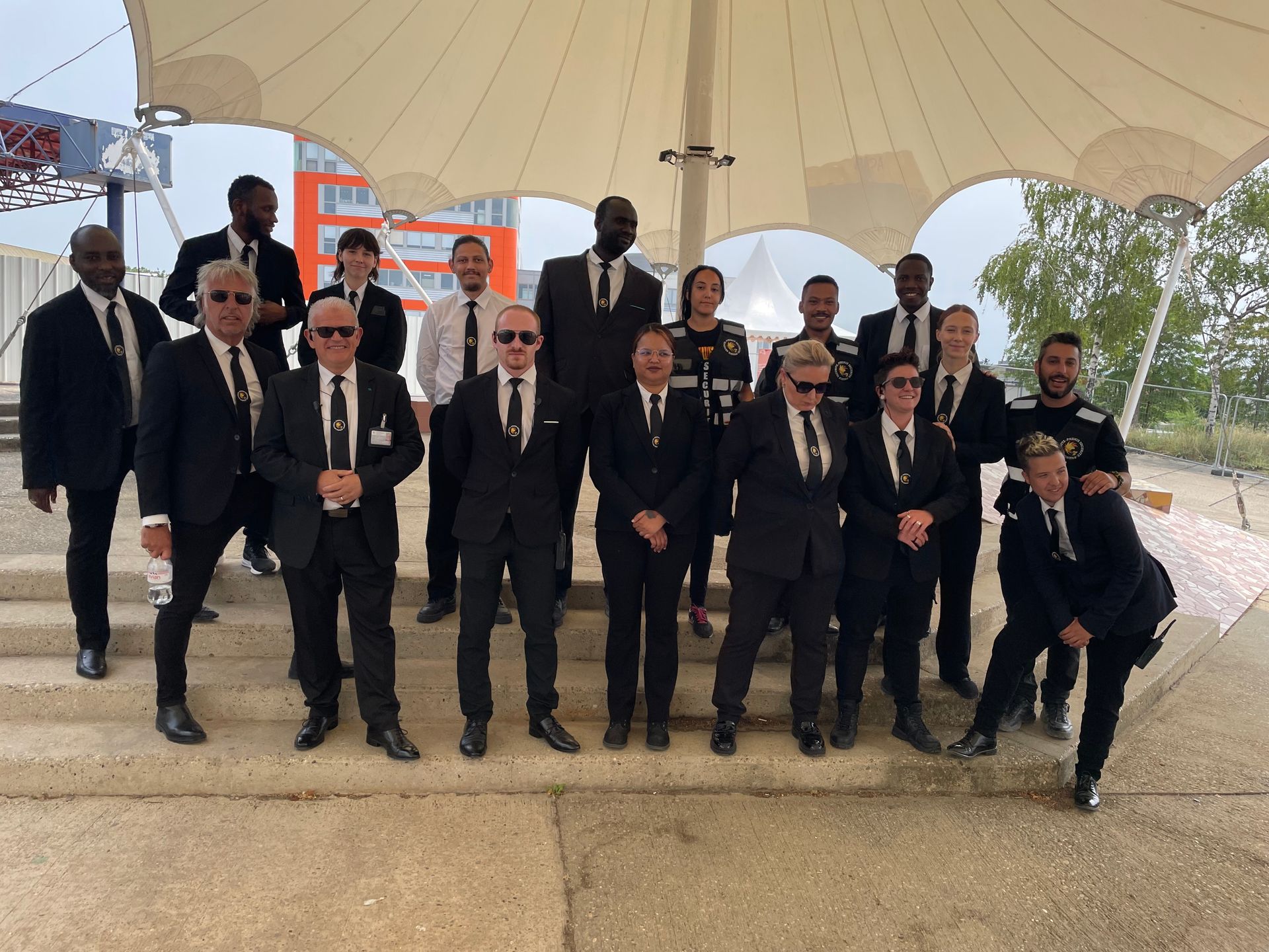 Photo des équipes de nos agents en costume noir et chemise blanche