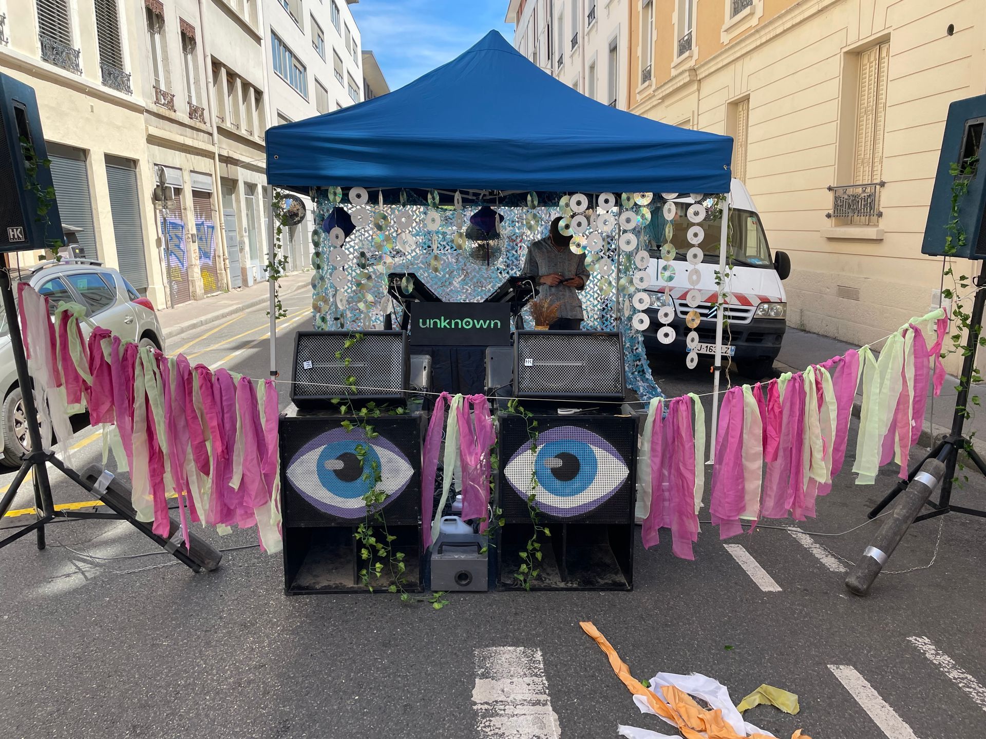 Stand d'entrée d'un festival avec deux yeux bleus