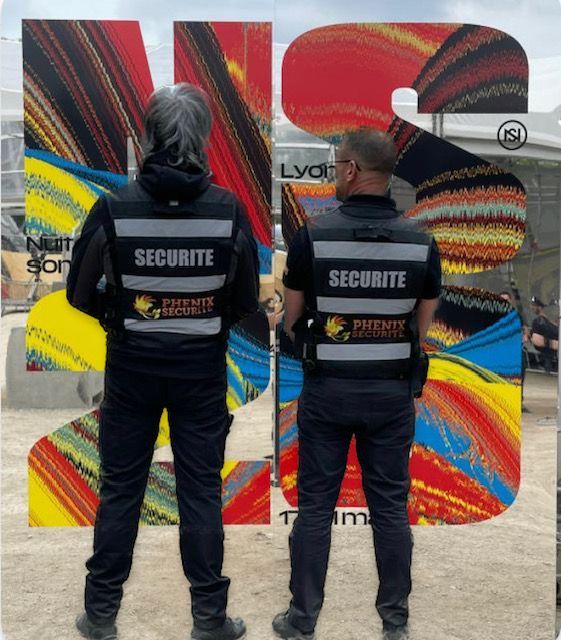 Deux agents de sécurité dos à l'appareil photo