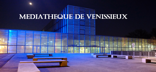 Photo de nuit de la médiathèque de Venissieux