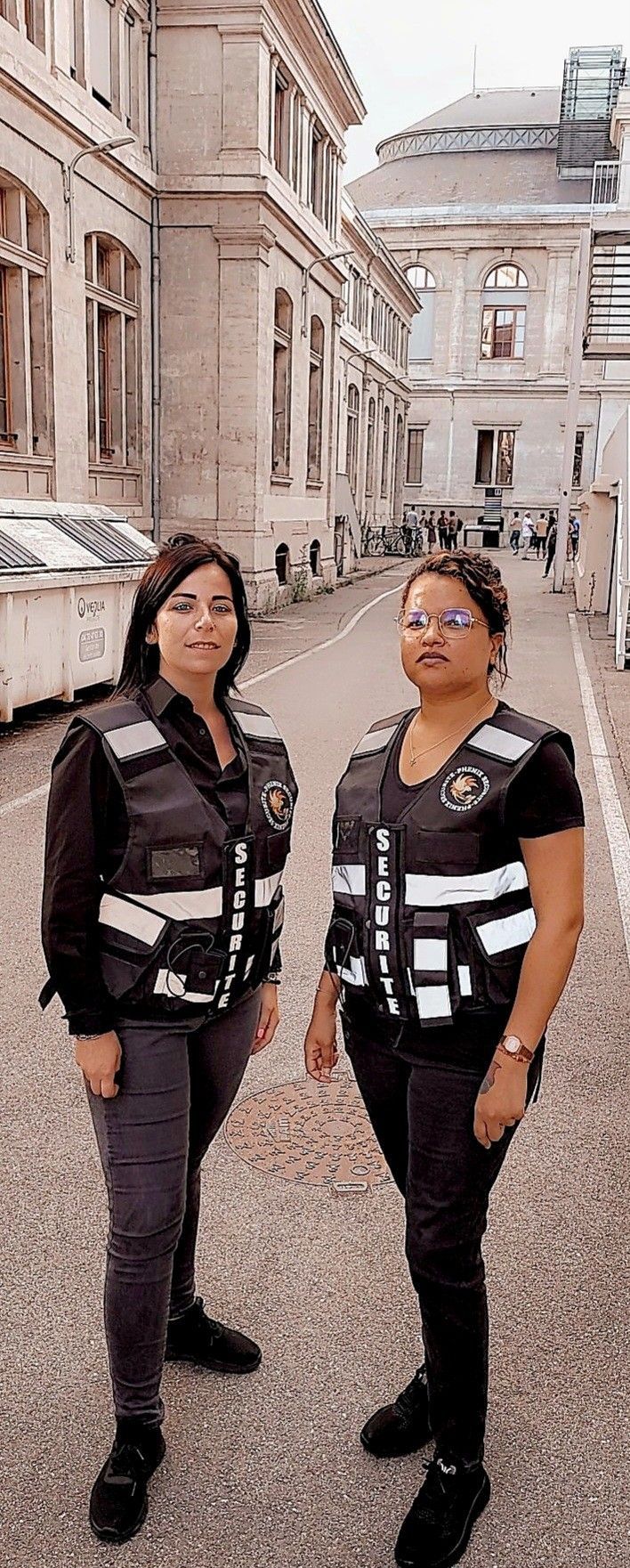 Deux agents de sécurité posant dans la rue