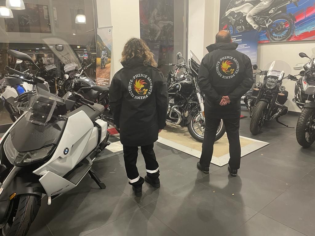 Deux agents de sécurité Phénix Sécurité entourés de motos